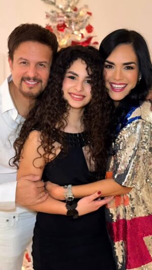 Scarlet Ortiz Instagram - Refelizzz Cumpleaños #16 a nuestra hija amada @barbarabrianaburkle verte crecer y convertirte en una hermosa jovencita es una bendición para nosotros! Te amamos y agradecemos a Dios el tenerte y que te siga colmando de bendiciones! Te amamossss!! Que todos tus deseos se te cumplan hija amada! Y ahora tus sobrenombres 😜 : agugugu 👉🏻 Yul por supuesto! negrita, pollito brown, princesa de melocotón!!!! #happybirthday #sweet16 #losbürkleortiz