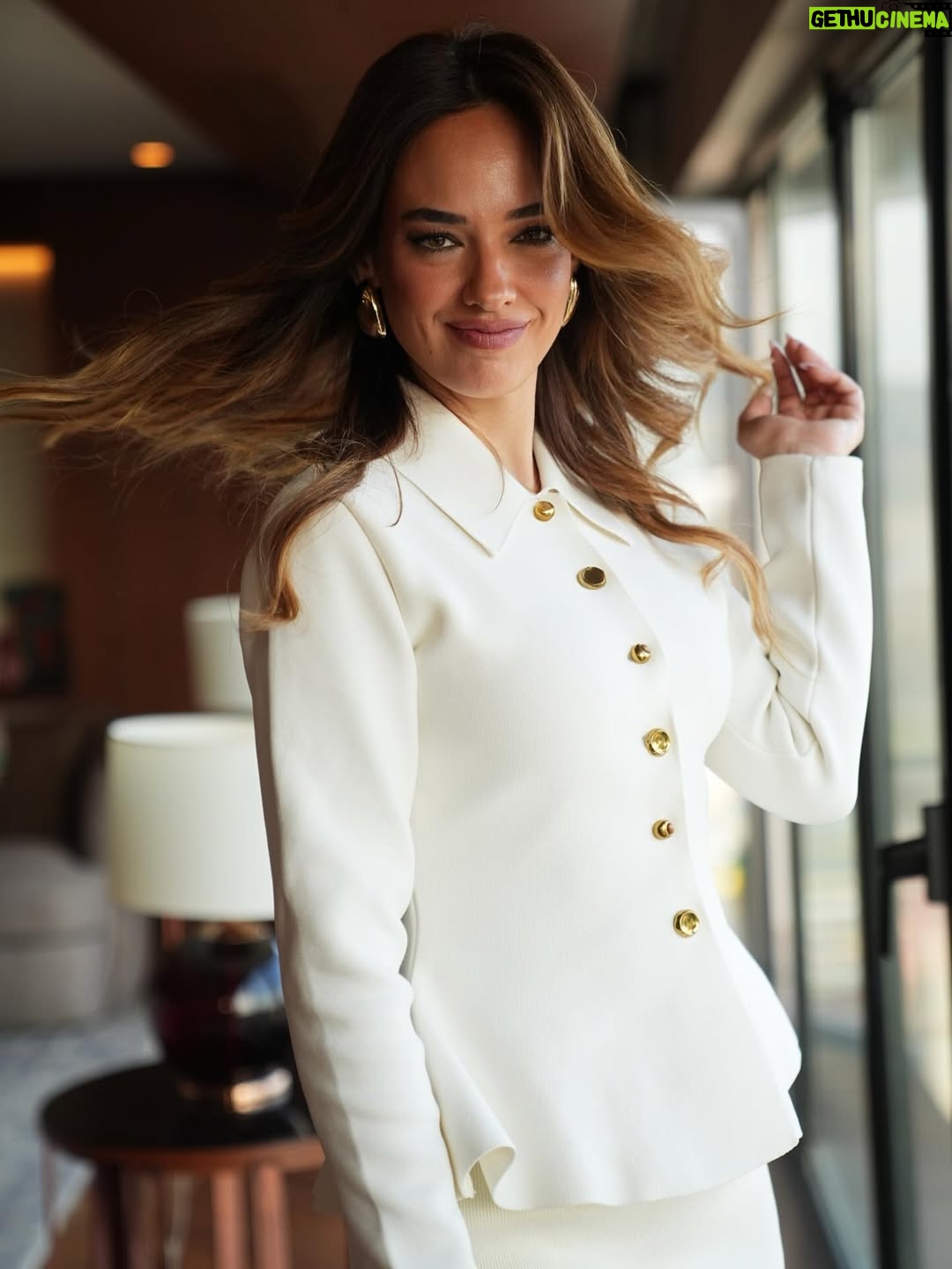 Seda Bakan - 66.4K Likes - Bir süreliğine First Lady moduna geçtim, ama endişeye gerek yok; en sevdiğim rol hâlâ kendim olmak! 🤍🌹

@ruyagibidizi

Fotoğraf @nikbay_photography