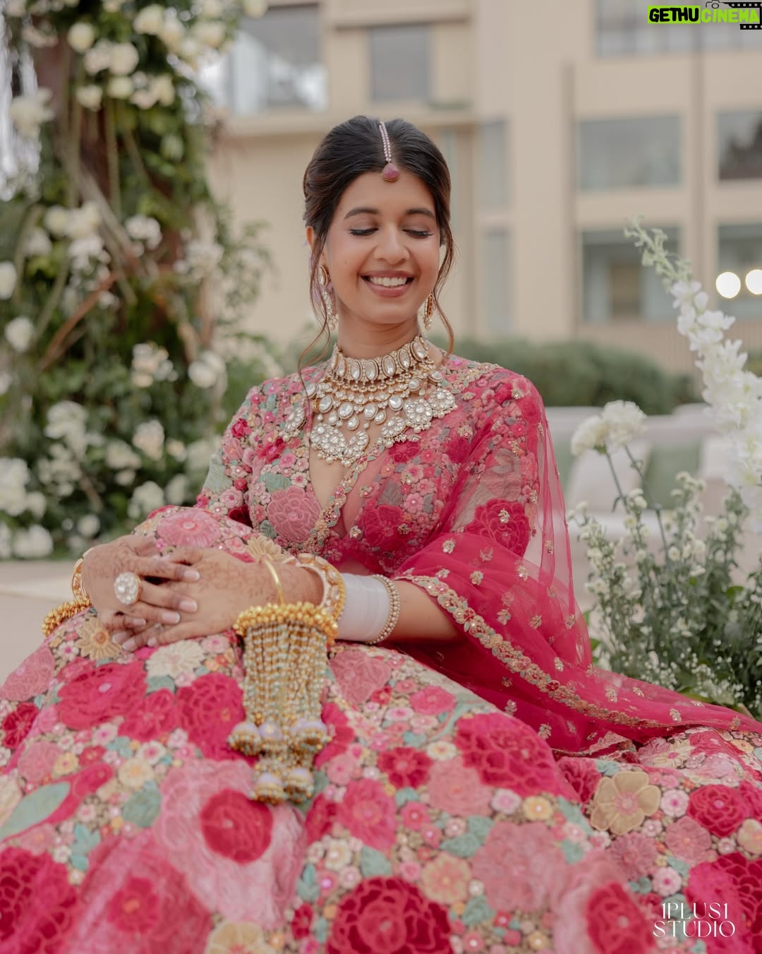 Sejal Kumar - 185.5K Likes - khali khali to bhara-t bhara-t🧿 

Photos by @1plus1studio 
Wedding Planning and Designing @dbspaces
Jewellery @raabtabyrahul
