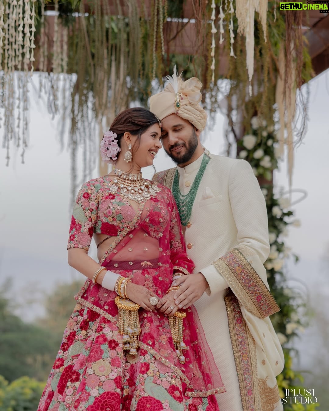Sejal Kumar - 185.5K Likes - khali khali to bhara-t bhara-t🧿 

Photos by @1plus1studio 
Wedding Planning and Designing @dbspaces
Jewellery @raabtabyrahul