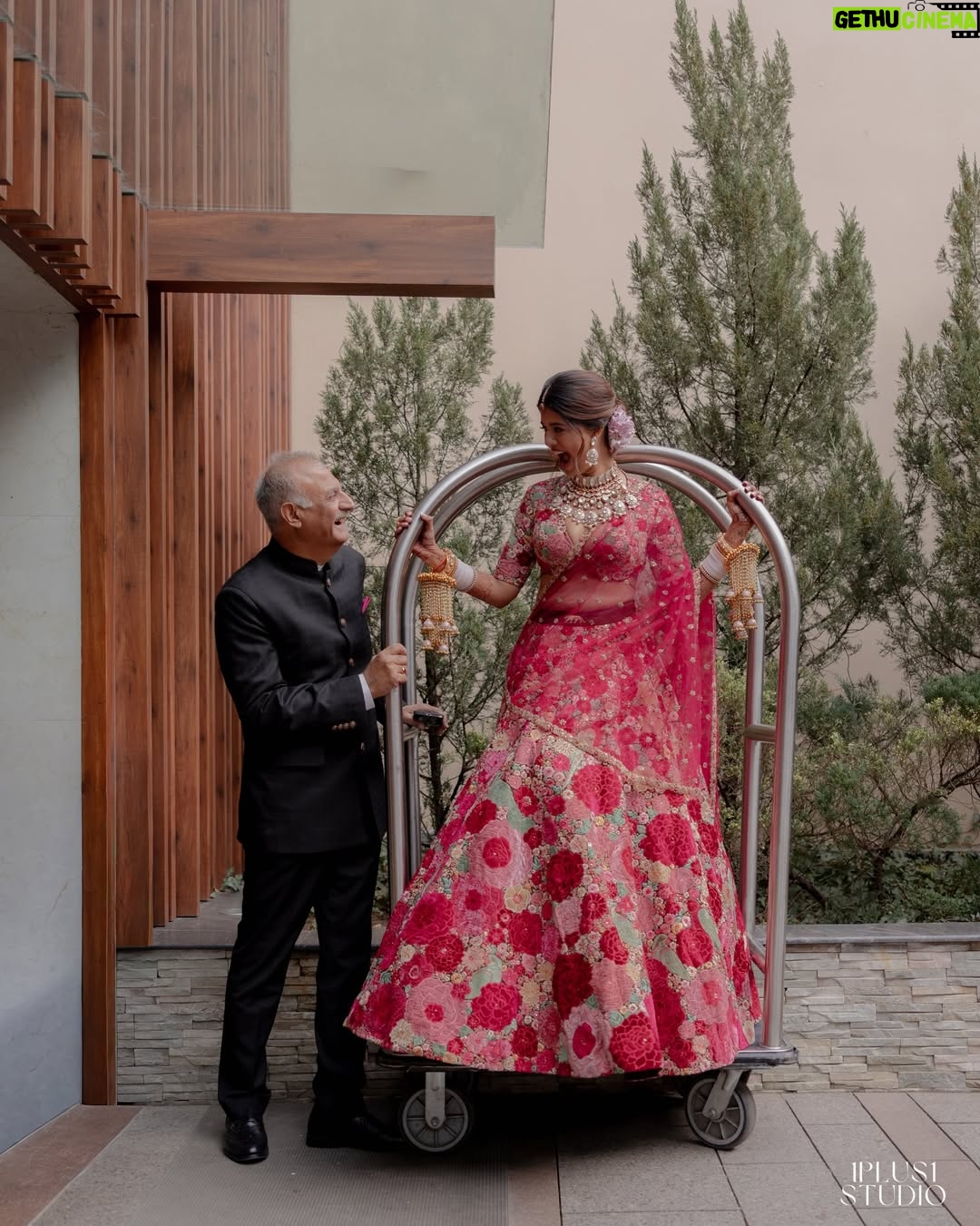 Sejal Kumar - 185.5K Likes - khali khali to bhara-t bhara-t🧿 

Photos by @1plus1studio 
Wedding Planning and Designing @dbspaces
Jewellery @raabtabyrahul