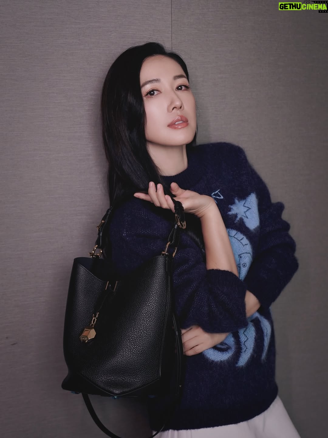 Selena Lee - 14K Likes - 找到了一生一世都真心愛我的人。
所以，我一定會好好的照顧他，珍惜他，每天都陪著他，陪著他笑，陪著她哭，去理解她，對他不離不棄 。 我的真愛叫李施嬅 🤣😉 祝大家 #情人節快樂 🫶🏻

#happyValentinesDay #lanvin