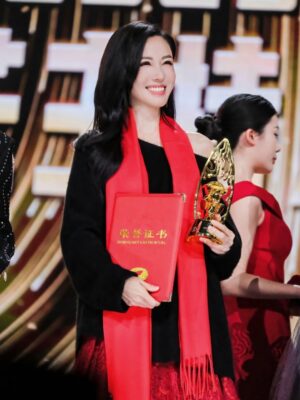 Selena Lee Instagram - 正日在長沙度過，開心🥳
謝謝芒果頒給我的🏆，家人們，朋友，粉絲，送給我最窩心的禮物，有你們就是最好的生日禮物🎁。Love you all! 🫶🏻

Birthday week is not over yet! 😍 🎉❤️

#thankyou #感恩 #感謝