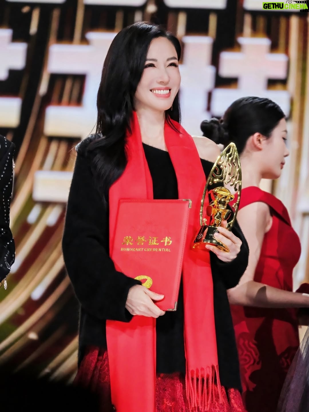 Selena Lee - 17.1K Likes - 正日在長沙度過，開心🥳
謝謝芒果頒給我的🏆，家人們，朋友，粉絲，送給我最窩心的禮物，有你們就是最好的生日禮物🎁。Love you all! 🫶🏻

Birthday week is not over yet! 😍 🎉❤️

#thankyou #感恩 #感謝
