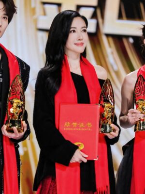 Selena Lee Instagram - 正日在長沙度過，開心🥳
謝謝芒果頒給我的🏆，家人們，朋友，粉絲，送給我最窩心的禮物，有你們就是最好的生日禮物🎁。Love you all! 🫶🏻

Birthday week is not over yet! 😍 🎉❤️

#thankyou #感恩 #感謝