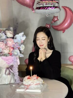 Selena Lee Instagram - 正日在長沙度過，開心🥳
謝謝芒果頒給我的🏆，家人們，朋友，粉絲，送給我最窩心的禮物，有你們就是最好的生日禮物🎁。Love you all! 🫶🏻

Birthday week is not over yet! 😍 🎉❤️

#thankyou #感恩 #感謝