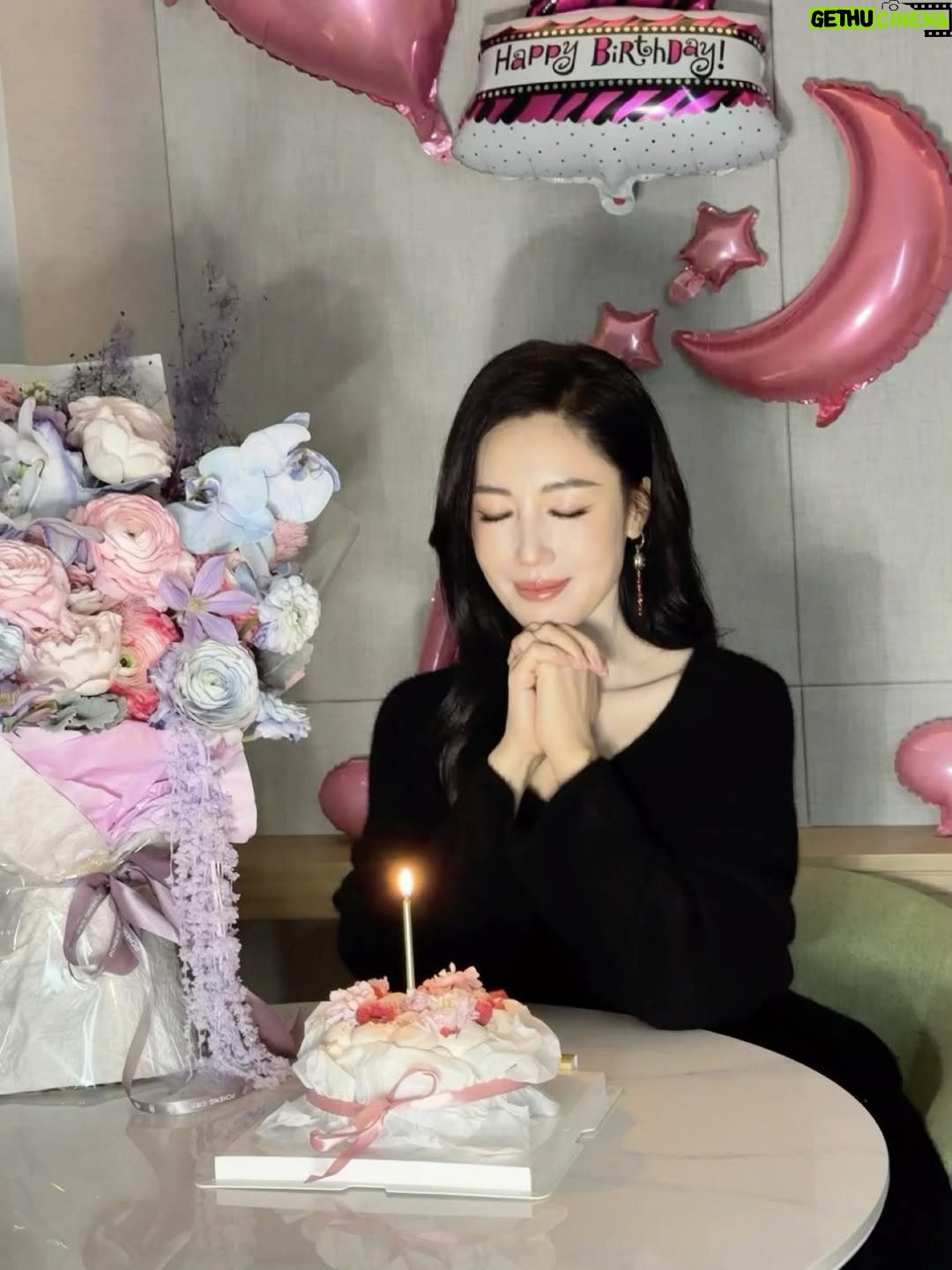 Selena Lee - 17.1K Likes - 正日在長沙度過，開心🥳
謝謝芒果頒給我的🏆，家人們，朋友，粉絲，送給我最窩心的禮物，有你們就是最好的生日禮物🎁。Love you all! 🫶🏻

Birthday week is not over yet! 😍 🎉❤️

#thankyou #感恩 #感謝