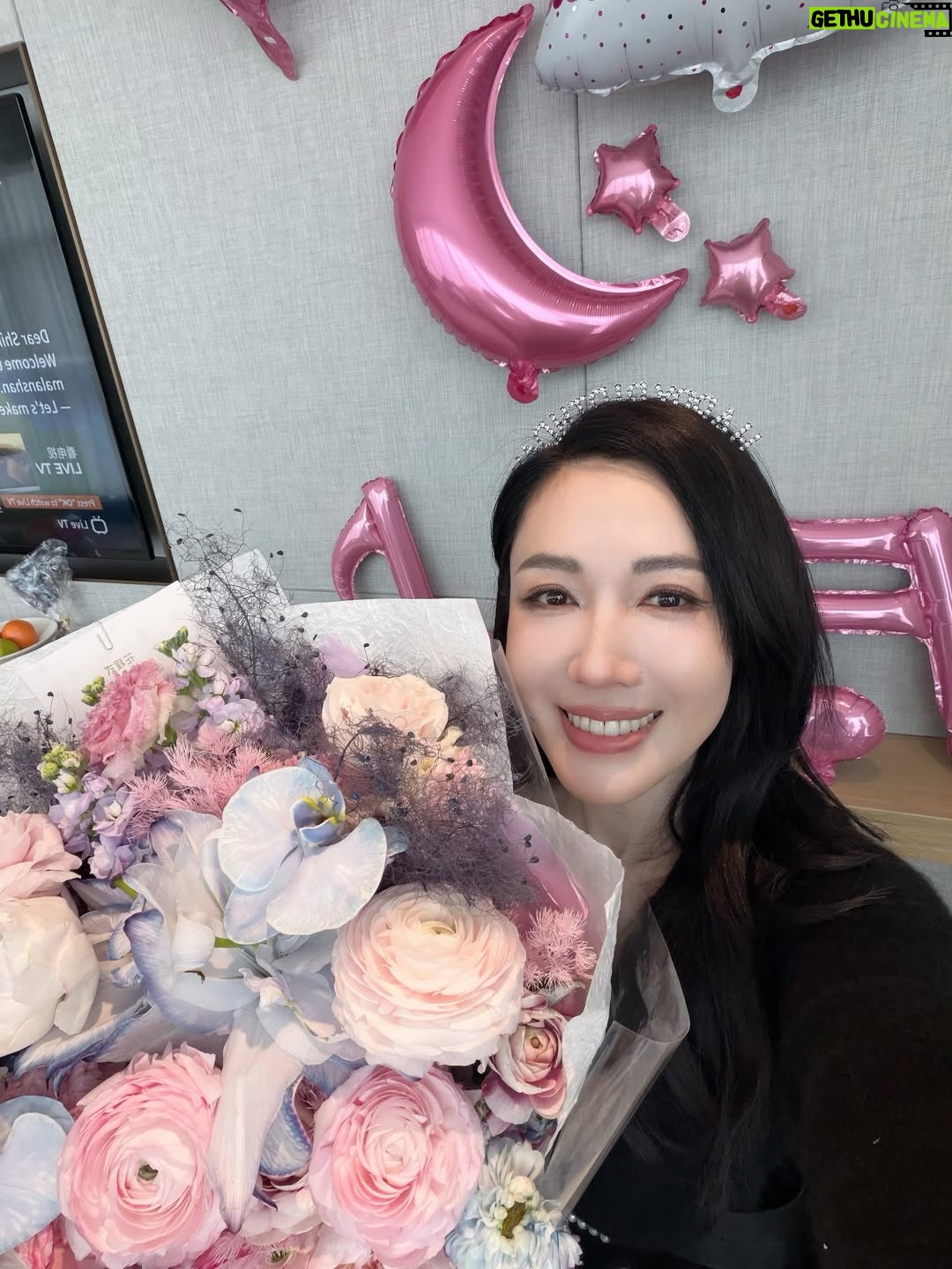 Selena Lee - 17.1K Likes - 正日在長沙度過，開心🥳
謝謝芒果頒給我的🏆，家人們，朋友，粉絲，送給我最窩心的禮物，有你們就是最好的生日禮物🎁。Love you all! 🫶🏻

Birthday week is not over yet! 😍 🎉❤️

#thankyou #感恩 #感謝