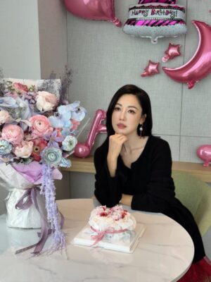 Selena Lee Instagram - 正日在長沙度過，開心🥳
謝謝芒果頒給我的🏆，家人們，朋友，粉絲，送給我最窩心的禮物，有你們就是最好的生日禮物🎁。Love you all! 🫶🏻

Birthday week is not over yet! 😍 🎉❤️

#thankyou #感恩 #感謝