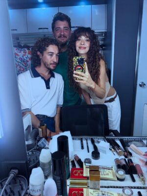 Selin Şekerci Instagram - Ben Leman bana kattığın her şey için bin teşekkür. Tüm ekibim, arkadaşlarım çok eksiğim var; buraya sığmayacak kadar çok an, çok güzel insan…
İyi ki siz
💜🫂
——————
Candan Ailesi ! buradaki evim olduğunuz için kalbimdeki yeriniz kocaman sizden başka kimseyle oynamak istemezdim konfor alanım güvenli battaniyemsiniz sizi çok seviyorum @gokcegunesdogrusoz 💜
@erhanalpay 💜