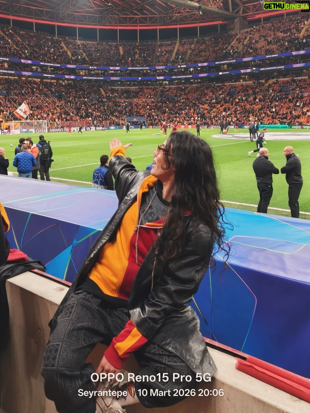 Serenay Aktaş - 12.8K Likes - Çocukluk aşkımsın... 💛♥️
@ultraslan 🫂
"Kısacası Galatasaray, bir halatı hep birlikte çekenlerin, hep birlikte üzülüp, hep beraber sevinmesini bilenlerin takımıdır.”
Baba Gündüz