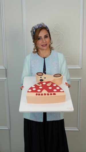 Shabnam Gholikhani Instagram - روی میزِ امروز، تکه‌تکه‌های دیروز پهن شد… 🍰🌙
 مزه‌ای که از آلبوم عکس‌ها بیرون زد و شیرین موند 
از عکسِ ده‌سالگیم تا امروز؛ یه خطّ شیرینِ خوشمزه
Special thanks to
@amirahmadii.official 🎥
@nicookie.dubai 🎂

#shabnamgholikhani #dubai #birthday