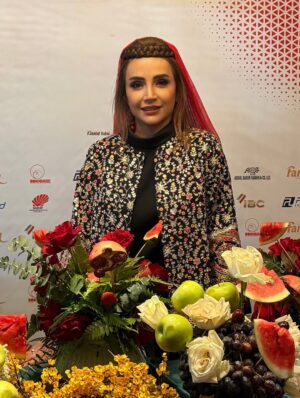 Shabnam Gholikhani Instagram - عکسها چراغ خاطره اند ، و اینگونه در شب یلدا عکسها چراغانی میکنند خاطره ها را💫
#شبنم_قلیخانی #رشیدکاکاوند 
#یلدا 
#shabnamgholikhani #rashidkakavand
