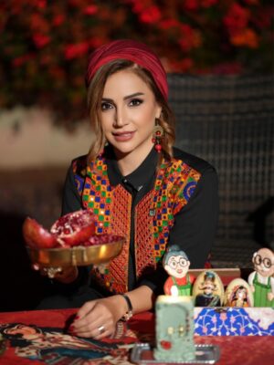 Shabnam Gholikhani Instagram - عکسها چراغ خاطره اند ، و اینگونه در شب یلدا عکسها چراغانی میکنند خاطره ها را💫
#شبنم_قلیخانی #رشیدکاکاوند 
#یلدا 
#shabnamgholikhani #rashidkakavand