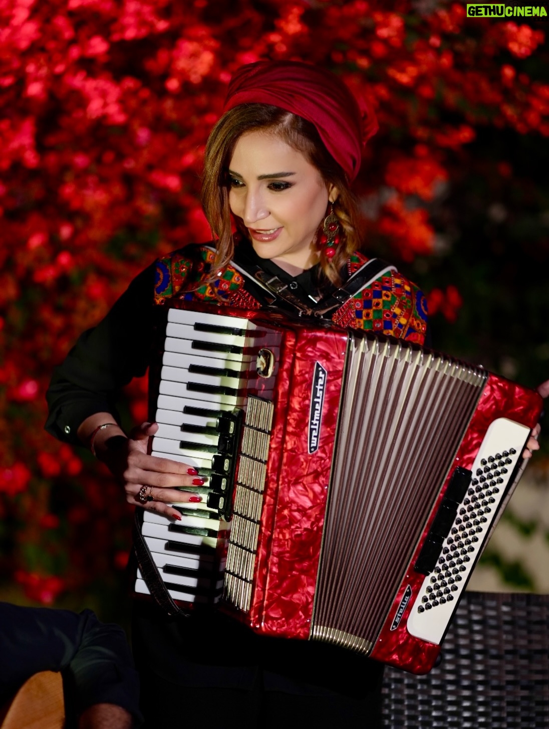 Shabnam Gholikhani - 68K Likes - عکسها چراغ خاطره اند ، و اینگونه در شب یلدا عکسها چراغانی میکنند خاطره ها را💫
#شبنم_قلیخانی #رشیدکاکاوند 
#یلدا 
#shabnamgholikhani #rashidkakavand