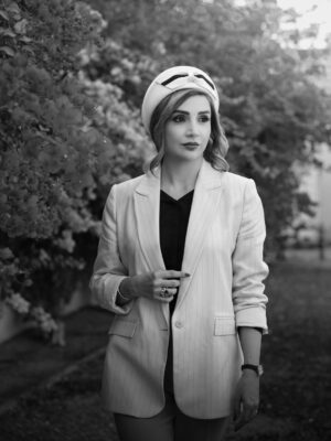 Shabnam Gholikhani Instagram - بزرگ‌تر که بشی مهربون‌تر می‌شی…
چون می‌فهمی بیشترِ آدم‌ها از روی بدی نمی‌زنن؛ از روی درد می‌زنن.
می‌فهمی پشت خیلی از تندی‌ها، ترس خوابیده…
پشت خیلی از سکوت‌ها، خستگی…
و پشت خیلی از لبخندها، جنگی که کسی ندیده

@amirahmadii.official 📸
#shabnamgholikhani #lifestyle 
#شبنم_قلیخانی