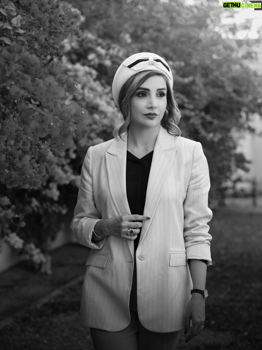 Shabnam Gholikhani - 79.1K Likes - بزرگ‌تر که بشی مهربون‌تر می‌شی…
چون می‌فهمی بیشترِ آدم‌ها از روی بدی نمی‌زنن؛ از روی درد می‌زنن.
می‌فهمی پشت خیلی از تندی‌ها، ترس خوابیده…
پشت خیلی از سکوت‌ها، خستگی…
و پشت خیلی از لبخندها، جنگی که کسی ندیده

@amirahmadii.official 📸
#shabnamgholikhani #lifestyle 
#شبنم_قلیخانی