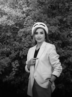 Shabnam Gholikhani Instagram - بزرگ‌تر که بشی مهربون‌تر می‌شی…
چون می‌فهمی بیشترِ آدم‌ها از روی بدی نمی‌زنن؛ از روی درد می‌زنن.
می‌فهمی پشت خیلی از تندی‌ها، ترس خوابیده…
پشت خیلی از سکوت‌ها، خستگی…
و پشت خیلی از لبخندها، جنگی که کسی ندیده

@amirahmadii.official 📸
#shabnamgholikhani #lifestyle 
#شبنم_قلیخانی