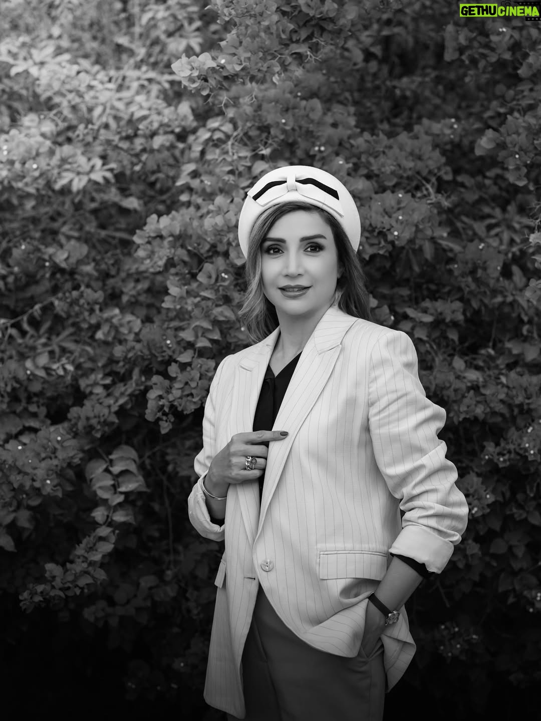 Shabnam Gholikhani - 79.1K Likes - بزرگ‌تر که بشی مهربون‌تر می‌شی…
چون می‌فهمی بیشترِ آدم‌ها از روی بدی نمی‌زنن؛ از روی درد می‌زنن.
می‌فهمی پشت خیلی از تندی‌ها، ترس خوابیده…
پشت خیلی از سکوت‌ها، خستگی…
و پشت خیلی از لبخندها، جنگی که کسی ندیده

@amirahmadii.official 📸
#shabnamgholikhani #lifestyle 
#شبنم_قلیخانی