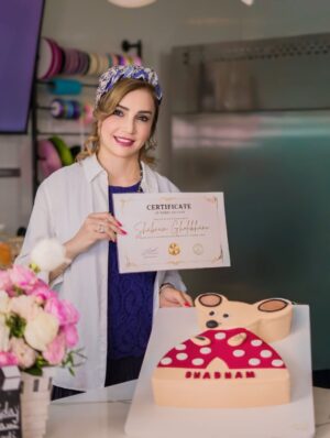 Shabnam Gholikhani Instagram - ⁨	تو آخرین روز آبان عکسهای تولد و کیک پزی رو گذاشتم و نظر شما رو به عکس آخر جلب میکنم😍
یادت باشه همین چیزای کوچیکه که حال آدمو خوب میکنه امسال تولدم رو با حال خوب،
آدم‌های درست و لبخند واقعی جشن گرفتم…
همین برای من یعنی خوشبختی ❤️

#تولد #حال_خوب #شبنم_قلیخانی 
#shabnamgholikhani #birthdaycak#⁩uae #dubai 
@amirahmadii.official 📽🙏