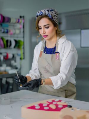Shabnam Gholikhani Instagram - ⁨	تو آخرین روز آبان عکسهای تولد و کیک پزی رو گذاشتم و نظر شما رو به عکس آخر جلب میکنم😍
یادت باشه همین چیزای کوچیکه که حال آدمو خوب میکنه امسال تولدم رو با حال خوب،
آدم‌های درست و لبخند واقعی جشن گرفتم…
همین برای من یعنی خوشبختی ❤️

#تولد #حال_خوب #شبنم_قلیخانی 
#shabnamgholikhani #birthdaycak#⁩uae #dubai 
@amirahmadii.official 📽🙏