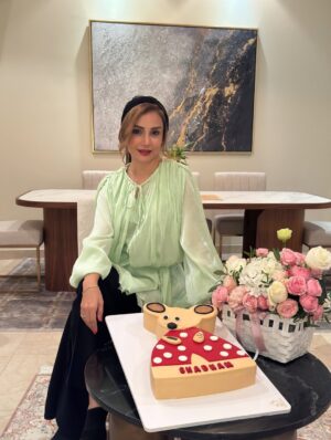 Shabnam Gholikhani Instagram - ⁨	تو آخرین روز آبان عکسهای تولد و کیک پزی رو گذاشتم و نظر شما رو به عکس آخر جلب میکنم😍
یادت باشه همین چیزای کوچیکه که حال آدمو خوب میکنه امسال تولدم رو با حال خوب،
آدم‌های درست و لبخند واقعی جشن گرفتم…
همین برای من یعنی خوشبختی ❤️

#تولد #حال_خوب #شبنم_قلیخانی 
#shabnamgholikhani #birthdaycak#⁩uae #dubai 
@amirahmadii.official 📽🙏