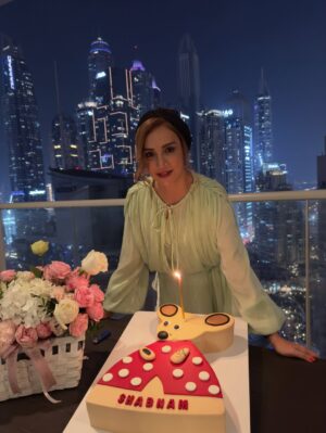 Shabnam Gholikhani Instagram - ⁨	تو آخرین روز آبان عکسهای تولد و کیک پزی رو گذاشتم و نظر شما رو به عکس آخر جلب میکنم😍
یادت باشه همین چیزای کوچیکه که حال آدمو خوب میکنه امسال تولدم رو با حال خوب،
آدم‌های درست و لبخند واقعی جشن گرفتم…
همین برای من یعنی خوشبختی ❤️

#تولد #حال_خوب #شبنم_قلیخانی 
#shabnamgholikhani #birthdaycak#⁩uae #dubai 
@amirahmadii.official 📽🙏
