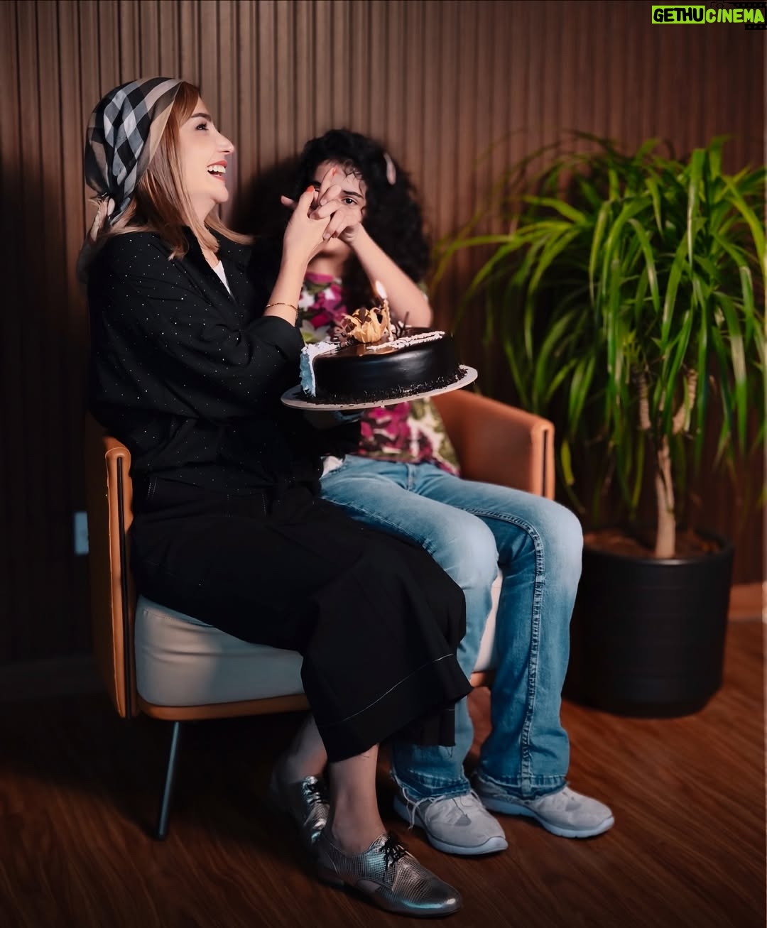 Shabnam Gholikhani - 65.1K Likes - دوستانی دارم مهربان‌تر از معجزه‌های بی‌خبر🧡
رفقا به پیشواز رفته بودن ، چند روز مونده😘

#تولد #دوستانه #شبنم_قلیخانی #ابان 
#shabnamgholikhani #birthday #dubai