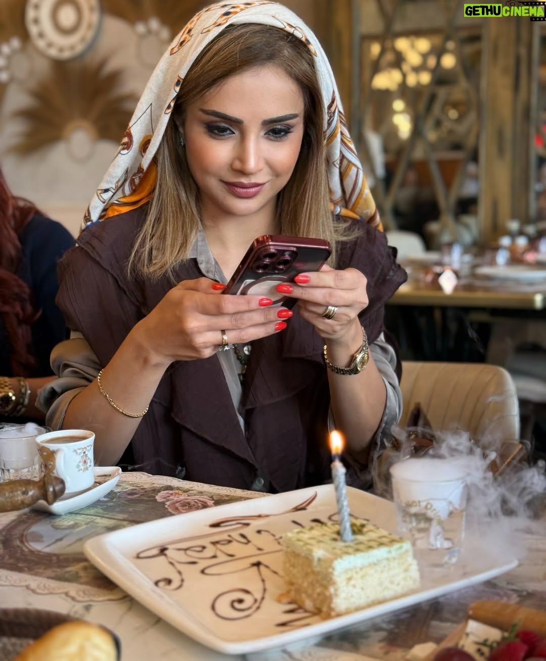 Shabnam Gholikhani - 65.1K Likes - دوستانی دارم مهربان‌تر از معجزه‌های بی‌خبر🧡
رفقا به پیشواز رفته بودن ، چند روز مونده😘

#تولد #دوستانه #شبنم_قلیخانی #ابان 
#shabnamgholikhani #birthday #dubai
