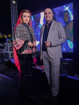 Shabnam Gholikhani Instagram - عکسها چراغ خاطره اند ، و اینگونه در شب یلدا عکسها چراغانی میکنند خاطره ها را💫
#شبنم_قلیخانی #رشیدکاکاوند 
#یلدا 
#shabnamgholikhani #rashidkakavand