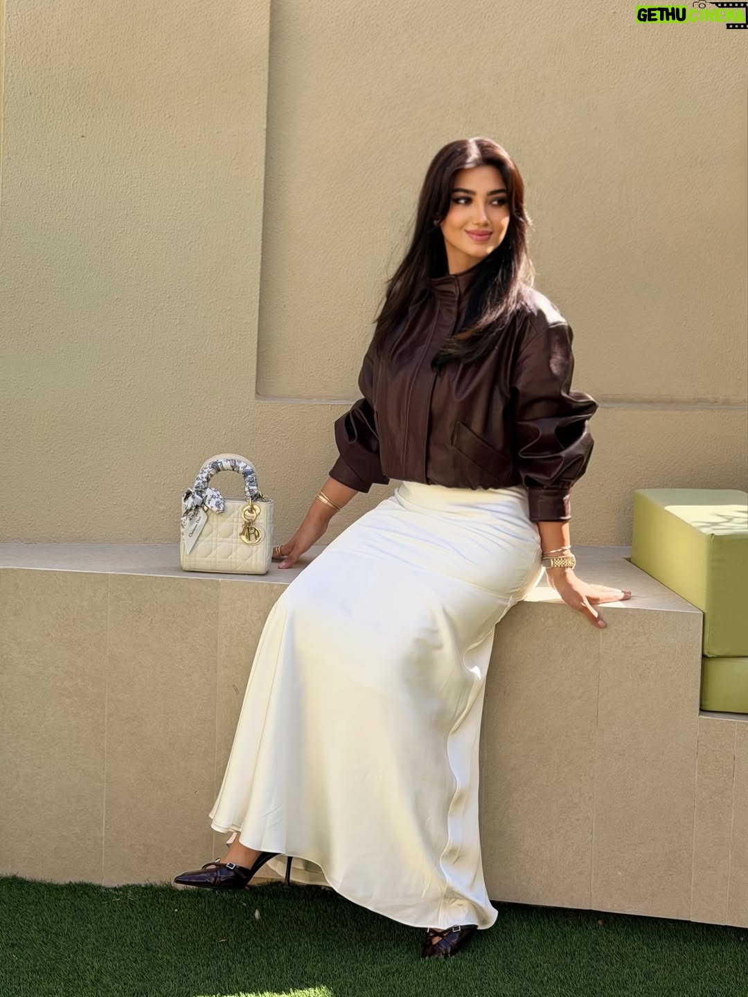 Shahad Hasan - 52.5K Likes - ⁨	بعض القلوب
لا تدخل حياتنا صدفة…
تأتي لتعيد ترتيب الفوضى بداخلنا.
‪