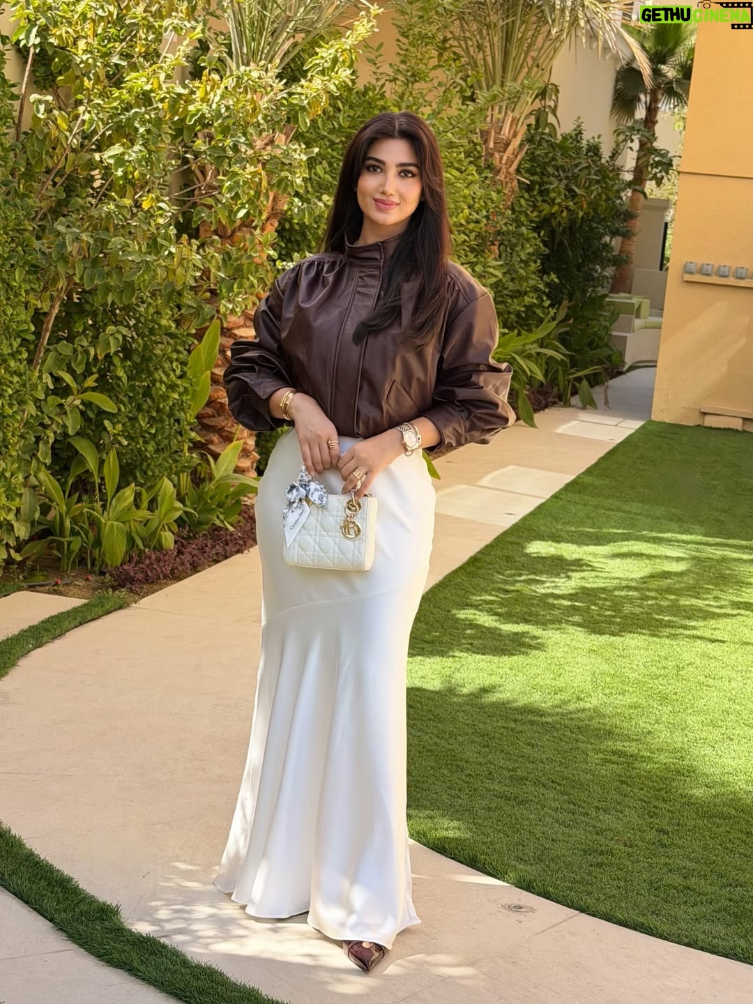 Shahad Hasan - 52.5K Likes - ⁨	بعض القلوب
لا تدخل حياتنا صدفة…
تأتي لتعيد ترتيب الفوضى بداخلنا.
‪