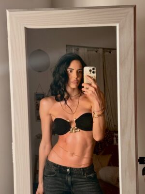 Shaila Gatta Instagram - Ogni tanto anche io tolgo i leggings e ricordo anche di essere  donna 😂 🌸💞

I muscoli non tolgono femminilità, i pregiudizi si. 

#ShailaGatta #Look