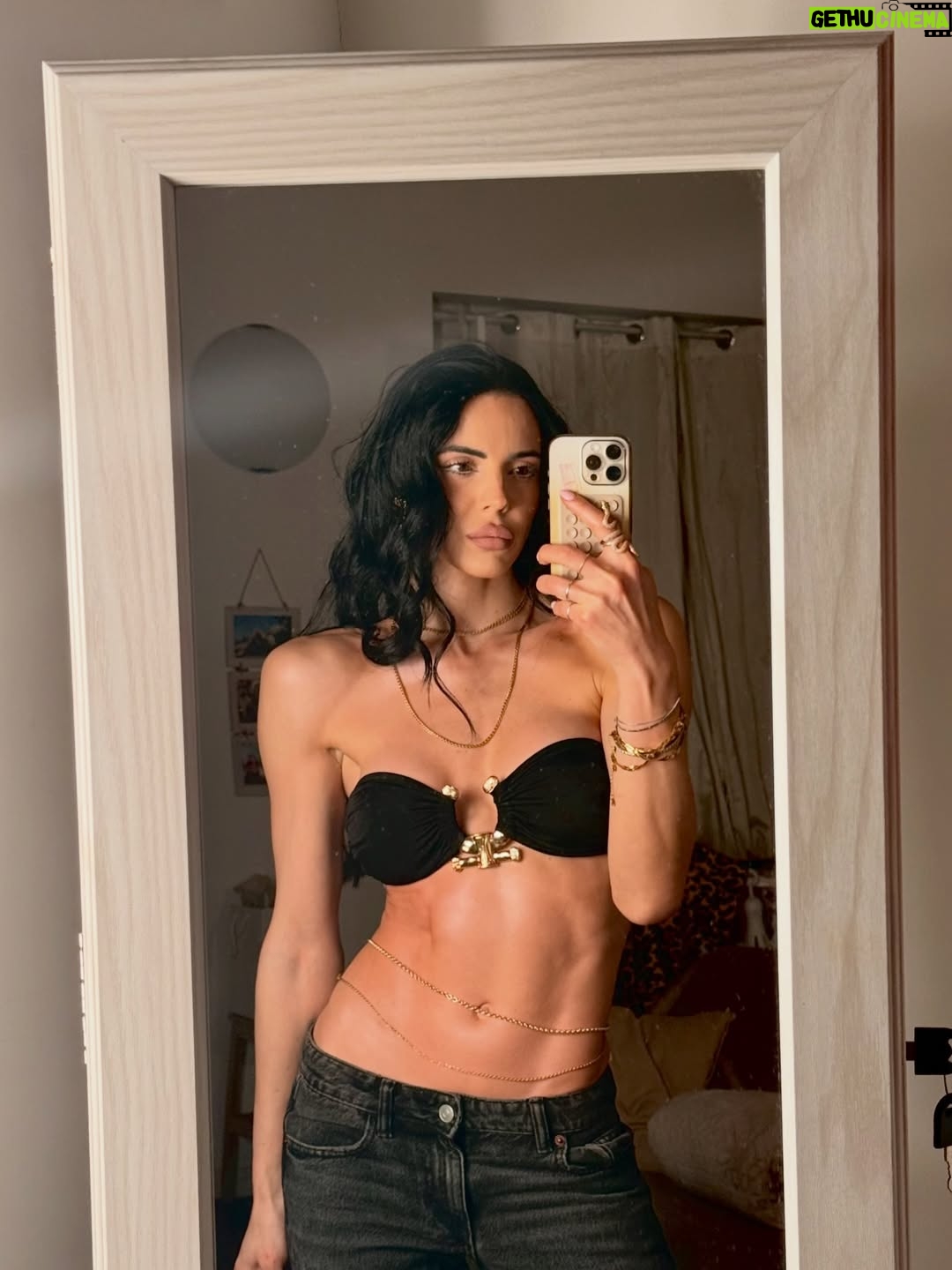 Shaila Gatta - 27.2K Likes - Ogni tanto anche io tolgo i leggings e ricordo anche di essere  donna 😂 🌸💞

I muscoli non tolgono femminilità, i pregiudizi si. 

#ShailaGatta #Look