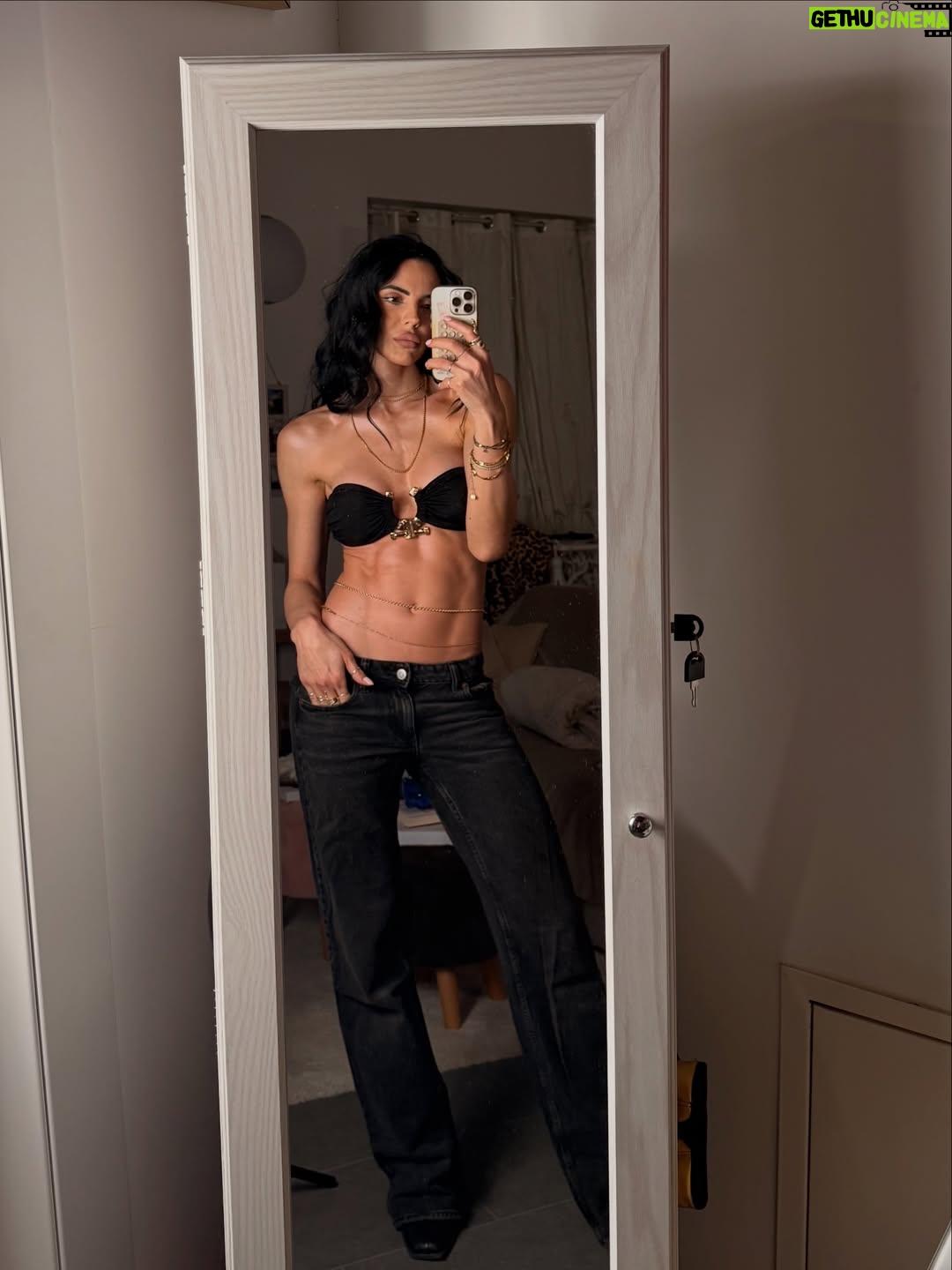 Shaila Gatta - 27.2K Likes - Ogni tanto anche io tolgo i leggings e ricordo anche di essere  donna 😂 🌸💞

I muscoli non tolgono femminilità, i pregiudizi si. 

#ShailaGatta #Look