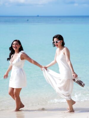 Shaina Magdayao Instagram - SSSS 🥰 Sun, sea , sand and sister love 🤍Photos from Boracay with my sister and our bunso @shaina_magdayao 🥰 Thankful for this fun family trip and memories we will always treasure 🥰 

#magdayaofamily #magdayaosisters #latepost

📸 @boracaylocalphotographer
