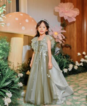 Shandy Aulia Instagram - Goodness of God🤍
Six years ago, you changed my world for the better. 
Now, you’re growing into the awesome little girl. 
Thank you for being such an amazing daughter 
@missclaireherbowo ❤️