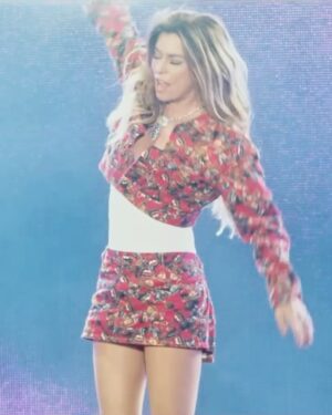 Shania Twain Instagram - Let’s go London! 😘 All I’ve got is good memories of summer in the UK. From Party In The Park in the 90s to more recent adventures at Glastonbury and BST Hyde Park. For as long as I can remember I’ve had major UK specific items on my bucket list and I’m ticking them off one by one... can’t believe at 60, I tick a REALLY big one off - Playing Wembley Stadium! And with someone I love and admire so much, @harrystyles. Londoners sign me up for Wimbledon viewing, Pimms o clock, horse riding, sunny days and long summer evenings with friends. Cheers 🍻