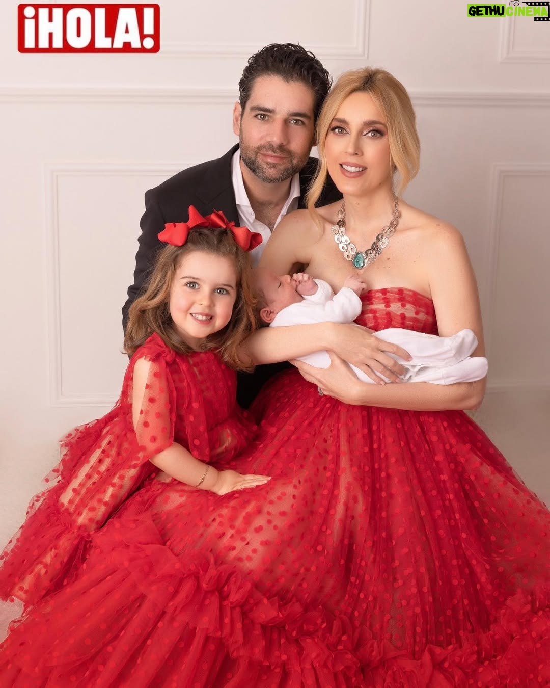 Shanik Aspe - 74.2K Likes - Cuando me escuché en voz alta decirle a @mauodiardi que si se animaba a hacer unas fotos con nuestros hijos para la revista @hola_mx , lo primero que pensé fue: ¡Wow! ¡Qué fuerte se escucha decir "hijos" en plural! 😆 Recuerdo que cuando estábamos recién casados y nos preguntaban cuántos hijos queríamos tener, decíamos que unos 4. Luego tuvimos a Carlotta y rápidamente nos retractamos de lo que habíamos dicho 😆. Mejor iremos uno a la vez, se volvió nuestra respuesta. Desde que mi primera hija iba a cumplir 1 año, escuchaba comentarios como: "Ya embárazate del segundo, así acabas más rápido", "No te esperes tanto para que no se lleven muchos años y puedan jugar entre ellos", "¿Qué tal que por esperarte luego ya no puedas tener hijos?", "¡Apúrate porque la energía no es la misma a los 20s que a tus 30s!"... y así podría seguir. Si lees la Biblia, descubrirás que en su interior encontrarás que está escrito "NO TEMAS " 365 veces. Quizá es para que lo tengamos presente cada día de nuestro año, y recordemos que el temor nunca debe de dictar el rumbo de nuestra vida. Así que me cuestioné:  Shanik… Si no tuvieras miedo, ¿qué harías? Mi respuesta fue: Me encantaría tener otro hijo, pero me esperaría hasta que Carlotta cumpliera por lo menos 2 años para embarazarme nuevamente. Así que Mau y yo lo platicamos y justo eso fue lo que hicimos ☺️. Al dejar fuera el temor, le di entrada a la confianza y de esa manera me puse en sincronía con los tiempos de Dios. Hoy que tengo a mi Valentino entre los brazos, estoy convencida de que todo se acomodó para bien y nuestro bebé llegó en el momento perfecto ❤️. Y tú, si no tuvieras miedo, ¿Qué harías diferente hoy? 

 Isaías 41:10 No tengas miedo, porque yo estoy contigo; no te desalientes, porque yo soy tu Dios. Te daré fuerzas y te ayudaré; te sostendré con mi mano derecha victoriosa.

Revista: @hola_mx ❤️
Fotos : @mostazaphotography 
Moda : @victoryjesse & @george_figueroa 
Makeup: @gabriel_ruvalcabamakeup 
Peinado : @beatrizsandovaloficial
PR: @getagencia