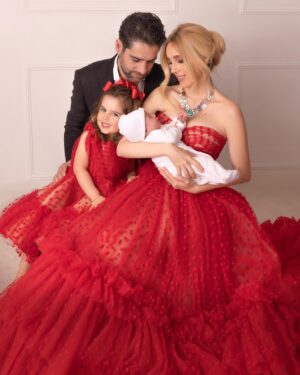 Shanik Aspe Instagram - Cuando me escuché en voz alta decirle a @mauodiardi que si se animaba a hacer unas fotos con nuestros hijos para la revista @hola_mx , lo primero que pensé fue: ¡Wow! ¡Qué fuerte se escucha decir "hijos" en plural! 😆 Recuerdo que cuando estábamos recién casados y nos preguntaban cuántos hijos queríamos tener, decíamos que unos 4. Luego tuvimos a Carlotta y rápidamente nos retractamos de lo que habíamos dicho 😆. Mejor iremos uno a la vez, se volvió nuestra respuesta. Desde que mi primera hija iba a cumplir 1 año, escuchaba comentarios como: "Ya embárazate del segundo, así acabas más rápido", "No te esperes tanto para que no se lleven muchos años y puedan jugar entre ellos", "¿Qué tal que por esperarte luego ya no puedas tener hijos?", "¡Apúrate porque la energía no es la misma a los 20s que a tus 30s!"... y así podría seguir. Si lees la Biblia, descubrirás que en su interior encontrarás que está escrito "NO TEMAS " 365 veces. Quizá es para que lo tengamos presente cada día de nuestro año, y recordemos que el temor nunca debe de dictar el rumbo de nuestra vida. Así que me cuestioné:  Shanik… Si no tuvieras miedo, ¿qué harías? Mi respuesta fue: Me encantaría tener otro hijo, pero me esperaría hasta que Carlotta cumpliera por lo menos 2 años para embarazarme nuevamente. Así que Mau y yo lo platicamos y justo eso fue lo que hicimos ☺️. Al dejar fuera el temor, le di entrada a la confianza y de esa manera me puse en sincronía con los tiempos de Dios. Hoy que tengo a mi Valentino entre los brazos, estoy convencida de que todo se acomodó para bien y nuestro bebé llegó en el momento perfecto ❤️. Y tú, si no tuvieras miedo, ¿Qué harías diferente hoy? 

 Isaías 41:10 No tengas miedo, porque yo estoy contigo; no te desalientes, porque yo soy tu Dios. Te daré fuerzas y te ayudaré; te sostendré con mi mano derecha victoriosa.

Revista: @hola_mx ❤️
Fotos : @mostazaphotography 
Moda : @victoryjesse & @george_figueroa 
Makeup: @gabriel_ruvalcabamakeup 
Peinado : @beatrizsandovaloficial
PR: @getagencia