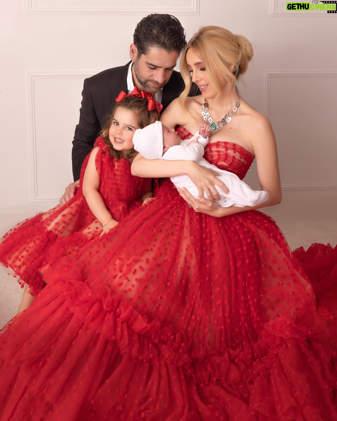 Shanik Aspe - 74.2K Likes - Cuando me escuché en voz alta decirle a @mauodiardi que si se animaba a hacer unas fotos con nuestros hijos para la revista @hola_mx , lo primero que pensé fue: ¡Wow! ¡Qué fuerte se escucha decir "hijos" en plural! 😆 Recuerdo que cuando estábamos recién casados y nos preguntaban cuántos hijos queríamos tener, decíamos que unos 4. Luego tuvimos a Carlotta y rápidamente nos retractamos de lo que habíamos dicho 😆. Mejor iremos uno a la vez, se volvió nuestra respuesta. Desde que mi primera hija iba a cumplir 1 año, escuchaba comentarios como: "Ya embárazate del segundo, así acabas más rápido", "No te esperes tanto para que no se lleven muchos años y puedan jugar entre ellos", "¿Qué tal que por esperarte luego ya no puedas tener hijos?", "¡Apúrate porque la energía no es la misma a los 20s que a tus 30s!"... y así podría seguir. Si lees la Biblia, descubrirás que en su interior encontrarás que está escrito "NO TEMAS " 365 veces. Quizá es para que lo tengamos presente cada día de nuestro año, y recordemos que el temor nunca debe de dictar el rumbo de nuestra vida. Así que me cuestioné:  Shanik… Si no tuvieras miedo, ¿qué harías? Mi respuesta fue: Me encantaría tener otro hijo, pero me esperaría hasta que Carlotta cumpliera por lo menos 2 años para embarazarme nuevamente. Así que Mau y yo lo platicamos y justo eso fue lo que hicimos ☺️. Al dejar fuera el temor, le di entrada a la confianza y de esa manera me puse en sincronía con los tiempos de Dios. Hoy que tengo a mi Valentino entre los brazos, estoy convencida de que todo se acomodó para bien y nuestro bebé llegó en el momento perfecto ❤️. Y tú, si no tuvieras miedo, ¿Qué harías diferente hoy? 

 Isaías 41:10 No tengas miedo, porque yo estoy contigo; no te desalientes, porque yo soy tu Dios. Te daré fuerzas y te ayudaré; te sostendré con mi mano derecha victoriosa.

Revista: @hola_mx ❤️
Fotos : @mostazaphotography 
Moda : @victoryjesse & @george_figueroa 
Makeup: @gabriel_ruvalcabamakeup 
Peinado : @beatrizsandovaloficial
PR: @getagencia