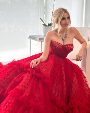 Shanik Aspe Instagram - Cuando me escuché en voz alta decirle a @mauodiardi que si se animaba a hacer unas fotos con nuestros hijos para la revista @hola_mx , lo primero que pensé fue: ¡Wow! ¡Qué fuerte se escucha decir "hijos" en plural! 😆 Recuerdo que cuando estábamos recién casados y nos preguntaban cuántos hijos queríamos tener, decíamos que unos 4. Luego tuvimos a Carlotta y rápidamente nos retractamos de lo que habíamos dicho 😆. Mejor iremos uno a la vez, se volvió nuestra respuesta. Desde que mi primera hija iba a cumplir 1 año, escuchaba comentarios como: "Ya embárazate del segundo, así acabas más rápido", "No te esperes tanto para que no se lleven muchos años y puedan jugar entre ellos", "¿Qué tal que por esperarte luego ya no puedas tener hijos?", "¡Apúrate porque la energía no es la misma a los 20s que a tus 30s!"... y así podría seguir. Si lees la Biblia, descubrirás que en su interior encontrarás que está escrito "NO TEMAS " 365 veces. Quizá es para que lo tengamos presente cada día de nuestro año, y recordemos que el temor nunca debe de dictar el rumbo de nuestra vida. Así que me cuestioné:  Shanik… Si no tuvieras miedo, ¿qué harías? Mi respuesta fue: Me encantaría tener otro hijo, pero me esperaría hasta que Carlotta cumpliera por lo menos 2 años para embarazarme nuevamente. Así que Mau y yo lo platicamos y justo eso fue lo que hicimos ☺️. Al dejar fuera el temor, le di entrada a la confianza y de esa manera me puse en sincronía con los tiempos de Dios. Hoy que tengo a mi Valentino entre los brazos, estoy convencida de que todo se acomodó para bien y nuestro bebé llegó en el momento perfecto ❤️. Y tú, si no tuvieras miedo, ¿Qué harías diferente hoy? 

 Isaías 41:10 No tengas miedo, porque yo estoy contigo; no te desalientes, porque yo soy tu Dios. Te daré fuerzas y te ayudaré; te sostendré con mi mano derecha victoriosa.

Revista: @hola_mx ❤️
Fotos : @mostazaphotography 
Moda : @victoryjesse & @george_figueroa 
Makeup: @gabriel_ruvalcabamakeup 
Peinado : @beatrizsandovaloficial
PR: @getagencia