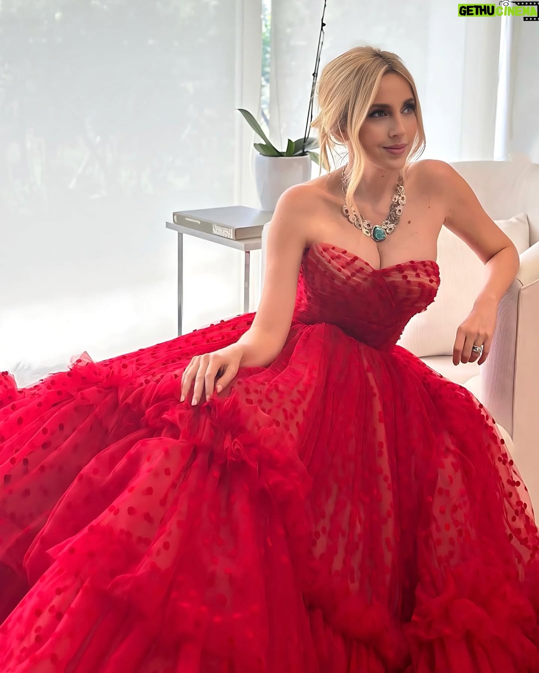 Shanik Aspe - 74.2K Likes - Cuando me escuché en voz alta decirle a @mauodiardi que si se animaba a hacer unas fotos con nuestros hijos para la revista @hola_mx , lo primero que pensé fue: ¡Wow! ¡Qué fuerte se escucha decir "hijos" en plural! 😆 Recuerdo que cuando estábamos recién casados y nos preguntaban cuántos hijos queríamos tener, decíamos que unos 4. Luego tuvimos a Carlotta y rápidamente nos retractamos de lo que habíamos dicho 😆. Mejor iremos uno a la vez, se volvió nuestra respuesta. Desde que mi primera hija iba a cumplir 1 año, escuchaba comentarios como: "Ya embárazate del segundo, así acabas más rápido", "No te esperes tanto para que no se lleven muchos años y puedan jugar entre ellos", "¿Qué tal que por esperarte luego ya no puedas tener hijos?", "¡Apúrate porque la energía no es la misma a los 20s que a tus 30s!"... y así podría seguir. Si lees la Biblia, descubrirás que en su interior encontrarás que está escrito "NO TEMAS " 365 veces. Quizá es para que lo tengamos presente cada día de nuestro año, y recordemos que el temor nunca debe de dictar el rumbo de nuestra vida. Así que me cuestioné:  Shanik… Si no tuvieras miedo, ¿qué harías? Mi respuesta fue: Me encantaría tener otro hijo, pero me esperaría hasta que Carlotta cumpliera por lo menos 2 años para embarazarme nuevamente. Así que Mau y yo lo platicamos y justo eso fue lo que hicimos ☺️. Al dejar fuera el temor, le di entrada a la confianza y de esa manera me puse en sincronía con los tiempos de Dios. Hoy que tengo a mi Valentino entre los brazos, estoy convencida de que todo se acomodó para bien y nuestro bebé llegó en el momento perfecto ❤️. Y tú, si no tuvieras miedo, ¿Qué harías diferente hoy? 

 Isaías 41:10 No tengas miedo, porque yo estoy contigo; no te desalientes, porque yo soy tu Dios. Te daré fuerzas y te ayudaré; te sostendré con mi mano derecha victoriosa.

Revista: @hola_mx ❤️
Fotos : @mostazaphotography 
Moda : @victoryjesse & @george_figueroa 
Makeup: @gabriel_ruvalcabamakeup 
Peinado : @beatrizsandovaloficial
PR: @getagencia