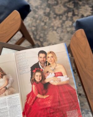 Shanik Aspe Instagram - Cuando me escuché en voz alta decirle a @mauodiardi que si se animaba a hacer unas fotos con nuestros hijos para la revista @hola_mx , lo primero que pensé fue: ¡Wow! ¡Qué fuerte se escucha decir "hijos" en plural! 😆 Recuerdo que cuando estábamos recién casados y nos preguntaban cuántos hijos queríamos tener, decíamos que unos 4. Luego tuvimos a Carlotta y rápidamente nos retractamos de lo que habíamos dicho 😆. Mejor iremos uno a la vez, se volvió nuestra respuesta. Desde que mi primera hija iba a cumplir 1 año, escuchaba comentarios como: "Ya embárazate del segundo, así acabas más rápido", "No te esperes tanto para que no se lleven muchos años y puedan jugar entre ellos", "¿Qué tal que por esperarte luego ya no puedas tener hijos?", "¡Apúrate porque la energía no es la misma a los 20s que a tus 30s!"... y así podría seguir. Si lees la Biblia, descubrirás que en su interior encontrarás que está escrito "NO TEMAS " 365 veces. Quizá es para que lo tengamos presente cada día de nuestro año, y recordemos que el temor nunca debe de dictar el rumbo de nuestra vida. Así que me cuestioné:  Shanik… Si no tuvieras miedo, ¿qué harías? Mi respuesta fue: Me encantaría tener otro hijo, pero me esperaría hasta que Carlotta cumpliera por lo menos 2 años para embarazarme nuevamente. Así que Mau y yo lo platicamos y justo eso fue lo que hicimos ☺️. Al dejar fuera el temor, le di entrada a la confianza y de esa manera me puse en sincronía con los tiempos de Dios. Hoy que tengo a mi Valentino entre los brazos, estoy convencida de que todo se acomodó para bien y nuestro bebé llegó en el momento perfecto ❤️. Y tú, si no tuvieras miedo, ¿Qué harías diferente hoy? 

 Isaías 41:10 No tengas miedo, porque yo estoy contigo; no te desalientes, porque yo soy tu Dios. Te daré fuerzas y te ayudaré; te sostendré con mi mano derecha victoriosa.

Revista: @hola_mx ❤️
Fotos : @mostazaphotography 
Moda : @victoryjesse & @george_figueroa 
Makeup: @gabriel_ruvalcabamakeup 
Peinado : @beatrizsandovaloficial
PR: @getagencia