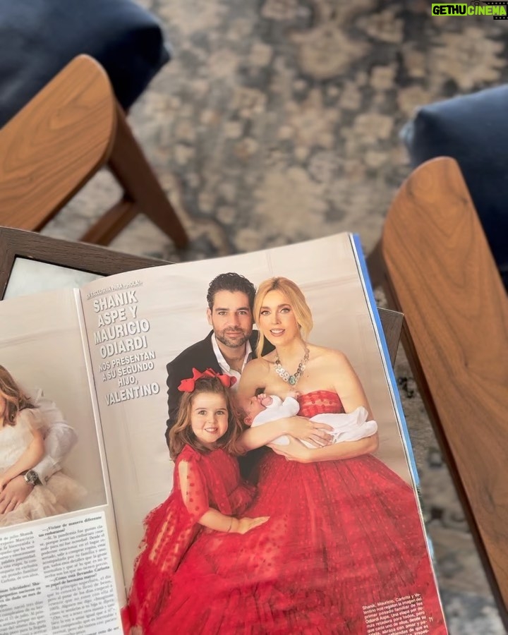Shanik Aspe - 74.2K Likes - Cuando me escuché en voz alta decirle a @mauodiardi que si se animaba a hacer unas fotos con nuestros hijos para la revista @hola_mx , lo primero que pensé fue: ¡Wow! ¡Qué fuerte se escucha decir "hijos" en plural! 😆 Recuerdo que cuando estábamos recién casados y nos preguntaban cuántos hijos queríamos tener, decíamos que unos 4. Luego tuvimos a Carlotta y rápidamente nos retractamos de lo que habíamos dicho 😆. Mejor iremos uno a la vez, se volvió nuestra respuesta. Desde que mi primera hija iba a cumplir 1 año, escuchaba comentarios como: "Ya embárazate del segundo, así acabas más rápido", "No te esperes tanto para que no se lleven muchos años y puedan jugar entre ellos", "¿Qué tal que por esperarte luego ya no puedas tener hijos?", "¡Apúrate porque la energía no es la misma a los 20s que a tus 30s!"... y así podría seguir. Si lees la Biblia, descubrirás que en su interior encontrarás que está escrito "NO TEMAS " 365 veces. Quizá es para que lo tengamos presente cada día de nuestro año, y recordemos que el temor nunca debe de dictar el rumbo de nuestra vida. Así que me cuestioné:  Shanik… Si no tuvieras miedo, ¿qué harías? Mi respuesta fue: Me encantaría tener otro hijo, pero me esperaría hasta que Carlotta cumpliera por lo menos 2 años para embarazarme nuevamente. Así que Mau y yo lo platicamos y justo eso fue lo que hicimos ☺️. Al dejar fuera el temor, le di entrada a la confianza y de esa manera me puse en sincronía con los tiempos de Dios. Hoy que tengo a mi Valentino entre los brazos, estoy convencida de que todo se acomodó para bien y nuestro bebé llegó en el momento perfecto ❤️. Y tú, si no tuvieras miedo, ¿Qué harías diferente hoy? 

 Isaías 41:10 No tengas miedo, porque yo estoy contigo; no te desalientes, porque yo soy tu Dios. Te daré fuerzas y te ayudaré; te sostendré con mi mano derecha victoriosa.

Revista: @hola_mx ❤️
Fotos : @mostazaphotography 
Moda : @victoryjesse & @george_figueroa 
Makeup: @gabriel_ruvalcabamakeup 
Peinado : @beatrizsandovaloficial
PR: @getagencia