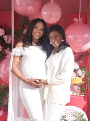 Sharam Diniz Instagram - Feliz dia da Mulher Angolana 💗

Angel baby 3.5 🥂🎂🫶🏾

Credits: @maisonbecreative 📷 
Mua: @soraiaabegao.makeup 👄 
Hair: @philipa_semedo 💆🏾‍♀️