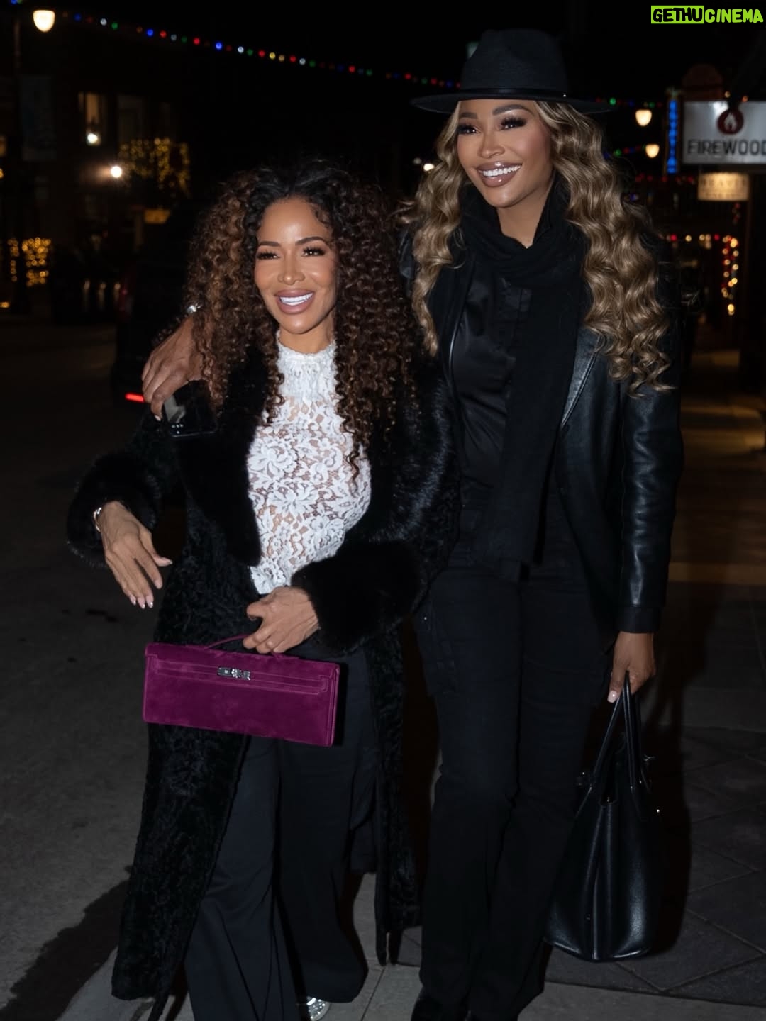 Shereé Whitfield - 58.8K Likes - Who gone check us boo?❤️
@shereewhitfield 
@cynthiabailey 

Thank you @lisabarlow14 for your kindness and wonderful hospitality!😘

📸: @corbinballard