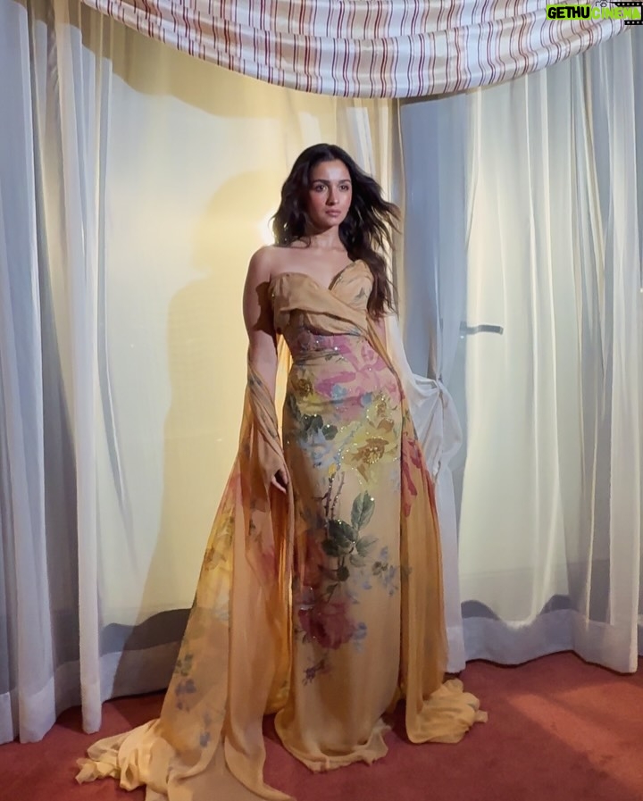 Shereen Sikka - 30.6K Likes - @aliaabhatt wears look 9 from @eliesaabworld Haute Couture F/W 2025/26 to receive the very First Horizon Award at the @goldenglobes ceremony @redseafilm 

Styled by me with @shereenlovebug 
Earrings @sanjaygupta.world 
Ring @birdhichand

Style team- @stylebyvanshika @sananver @rhiakapoor @baharberii 

Make up @puneetbsaini
Hairstylist @amitthakur_hair
Nails @studionails_mumbai
Photographer @vaishnavpraveen
Alia's digital team @59thparallel
Alia's management @vaishalib2907 
My management @alisha5dave
