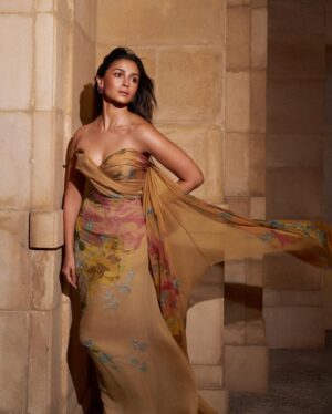Shereen Sikka Instagram - @aliaabhatt wears look 9 from @eliesaabworld Haute Couture F/W 2025/26 to receive the very First Horizon Award at the @goldenglobes ceremony @redseafilm 

Styled by me with @shereenlovebug 
Earrings @sanjaygupta.world 
Ring @birdhichand

Style team- @stylebyvanshika @sananver @rhiakapoor @baharberii 

Make up @puneetbsaini
Hairstylist @amitthakur_hair
Nails @studionails_mumbai
Photographer @vaishnavpraveen
Alia's digital team @59thparallel
Alia's management @vaishalib2907 
My management @alisha5dave