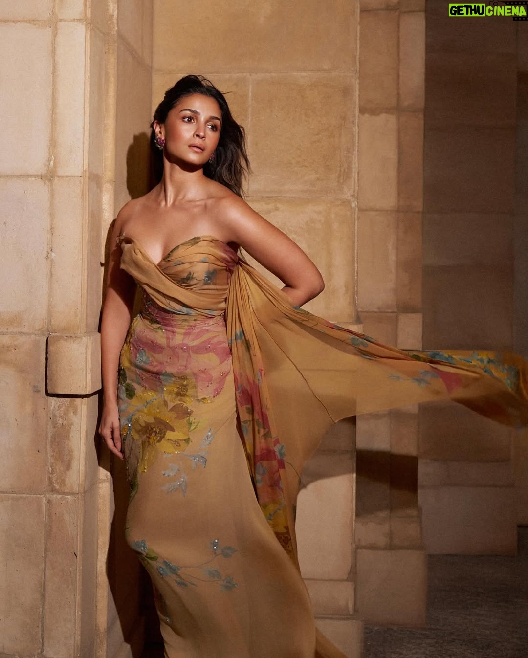 Shereen Sikka - 30.6K Likes - @aliaabhatt wears look 9 from @eliesaabworld Haute Couture F/W 2025/26 to receive the very First Horizon Award at the @goldenglobes ceremony @redseafilm 

Styled by me with @shereenlovebug 
Earrings @sanjaygupta.world 
Ring @birdhichand

Style team- @stylebyvanshika @sananver @rhiakapoor @baharberii 

Make up @puneetbsaini
Hairstylist @amitthakur_hair
Nails @studionails_mumbai
Photographer @vaishnavpraveen
Alia's digital team @59thparallel
Alia's management @vaishalib2907 
My management @alisha5dave